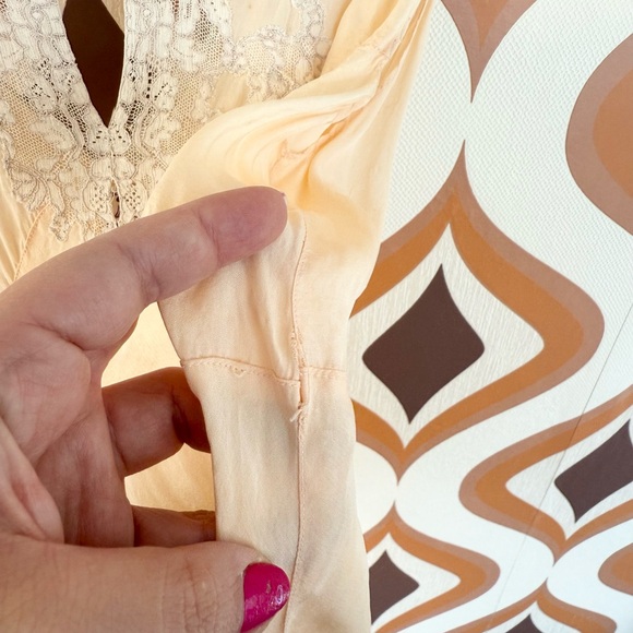 1930s-1940s silk slip with bias cut in peach. - Picture 8 of 9
